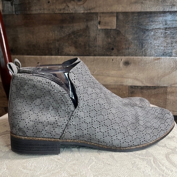 Dr. Scholls Womens Rate Gray Grey Microfiber Perforated Zip Ankle Boots 9 wide - Picture 1 of 9